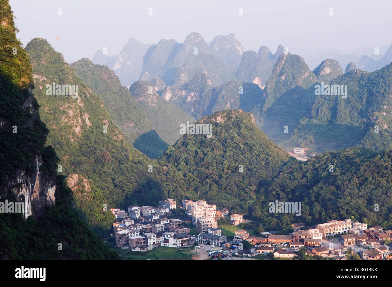 La caliza Karst paisajes que rodean a una aldea en Yangshuo, cerca de Guilin, Guangxi, China, Asia Foto de stock
