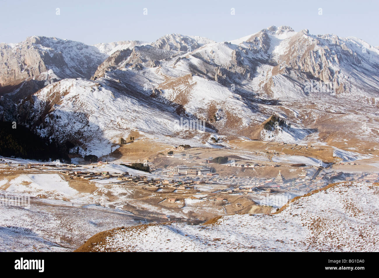Las montañas nevadas que rodean la ciudad Langmusi, sobre las fronteras de las provincias de Gansu y Sichuan, China, Asia Foto de stock