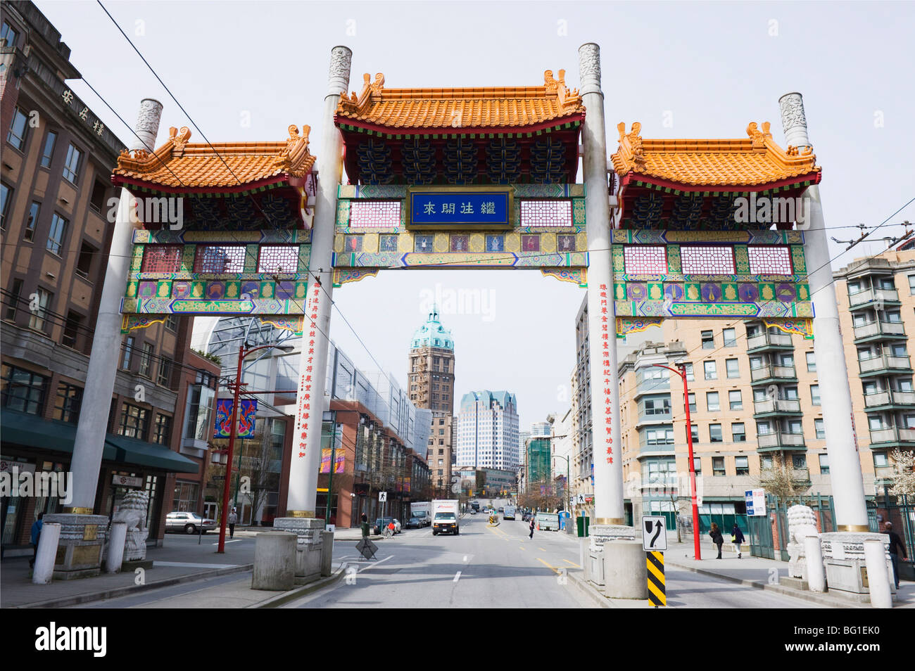 Puerta de estilo chino en Chinatown, en Vancouver, Columbia Británica, Canadá, Norteamérica Foto de stock