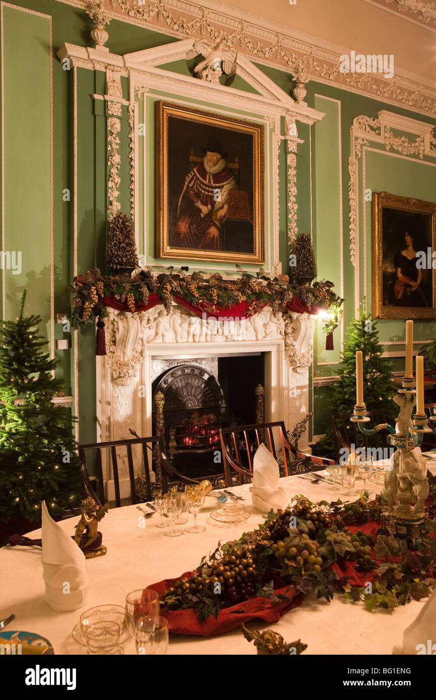 Reino Unido, Inglaterra, Cheshire, Knutsford, Tatton Hall, mesa de comedor set y decorado para la comida de Navidad Foto de stock