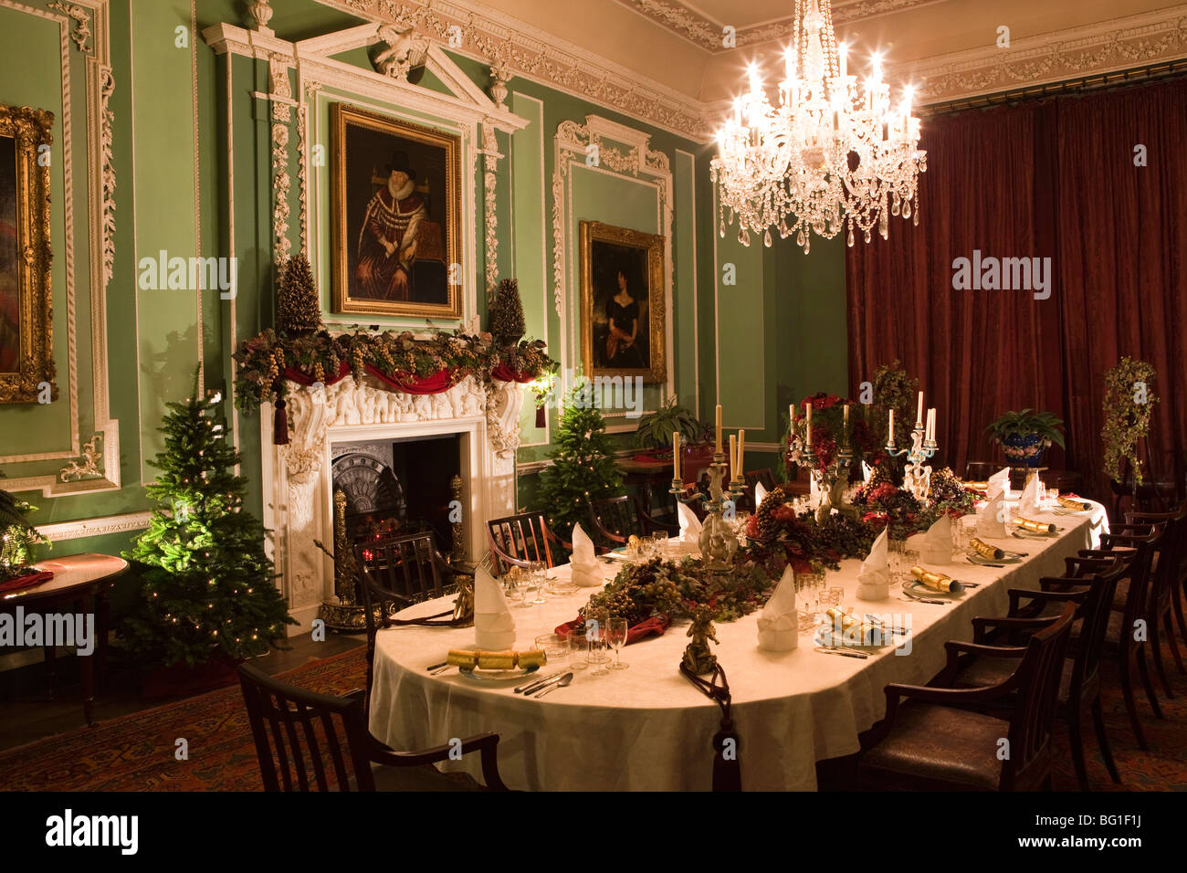 Reino Unido, Inglaterra, Cheshire, Knutsford, Tatton Hall, mesa de comedor set y decorado para la comida de Navidad Foto de stock