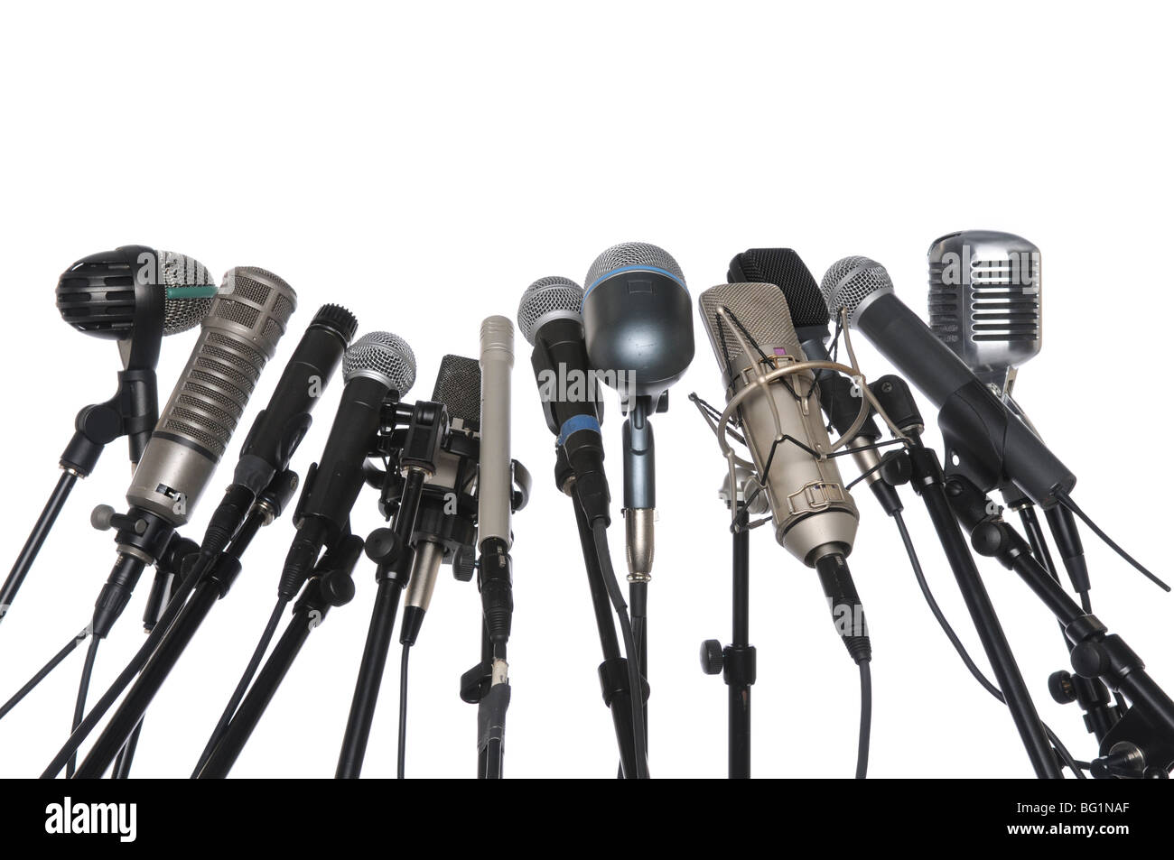 Micrófonos de diversos estilos aislado sobre fondo blanco. Foto de stock