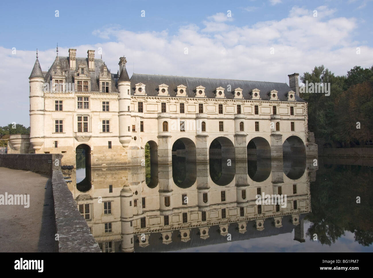 Pabellón de torreada y larga galería, reflejado en el río Cher, Château de Chenonceau, Indre-et-Loire, País del Loira, Francia Foto de stock