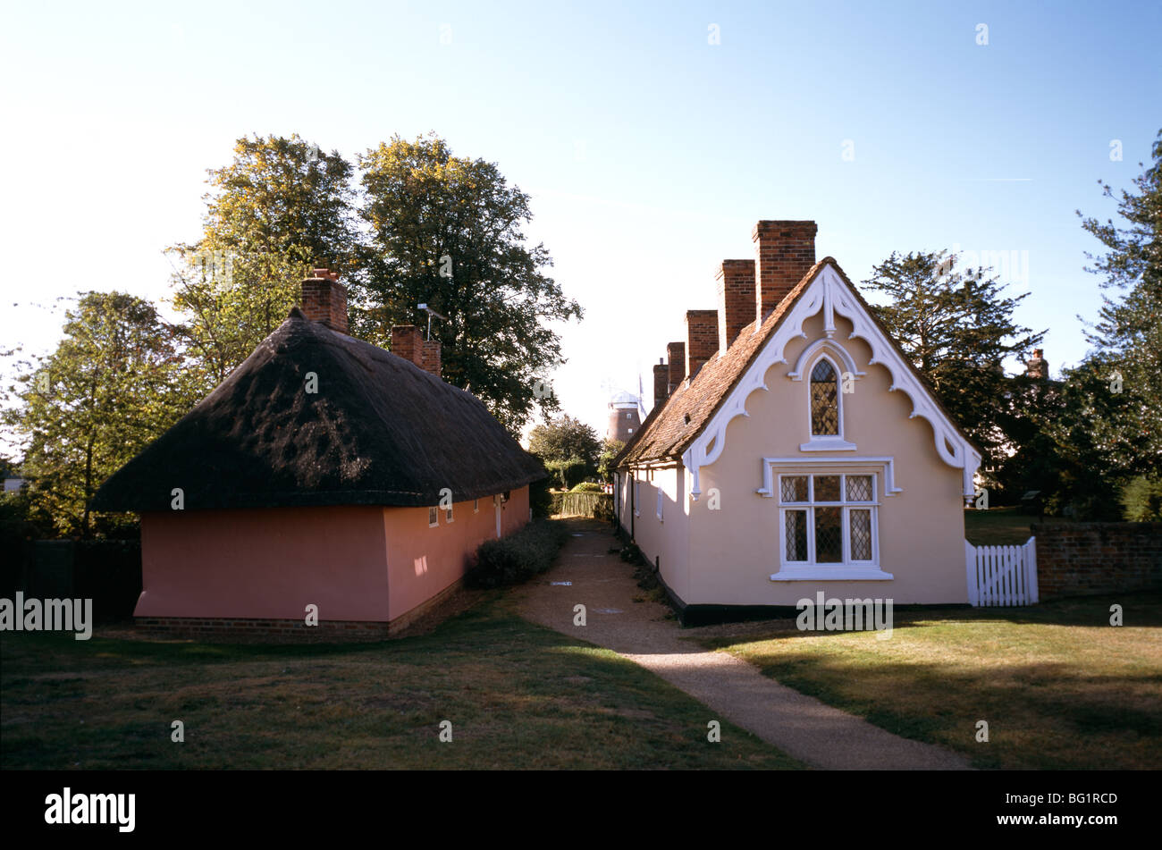 En Almshouse Thaxted en Essex, Inglaterra en Gran Bretaña en el Reino Unido. Historia Antigua Casa Cottage mañana Foto de stock