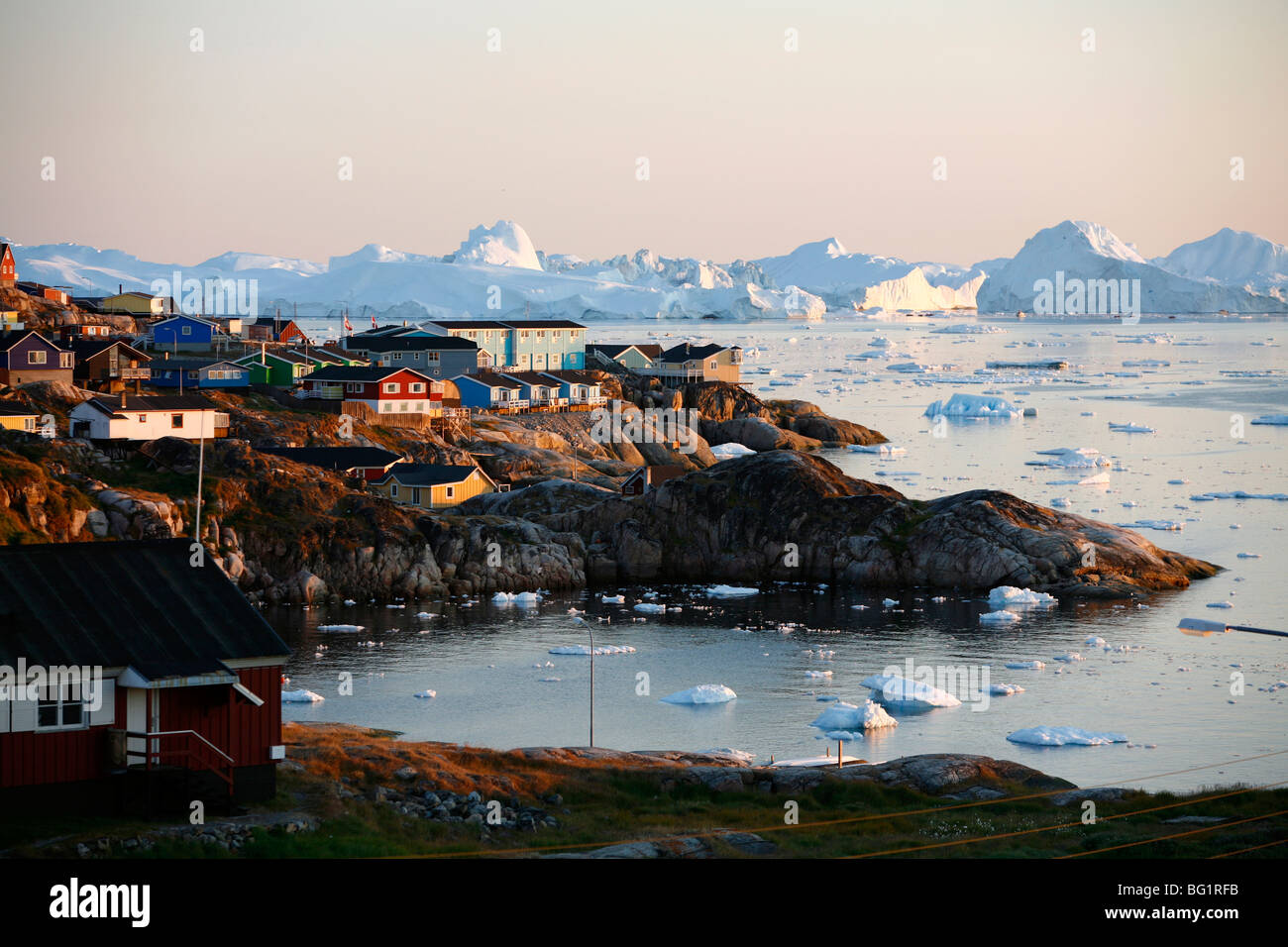 Una vista sobre las casas y el Ilulissat Kangerlua Glaciar Sermeq Kujalleq, también conocido como, Ilulissat, Bahía de Disko, Groenlandia Foto de stock