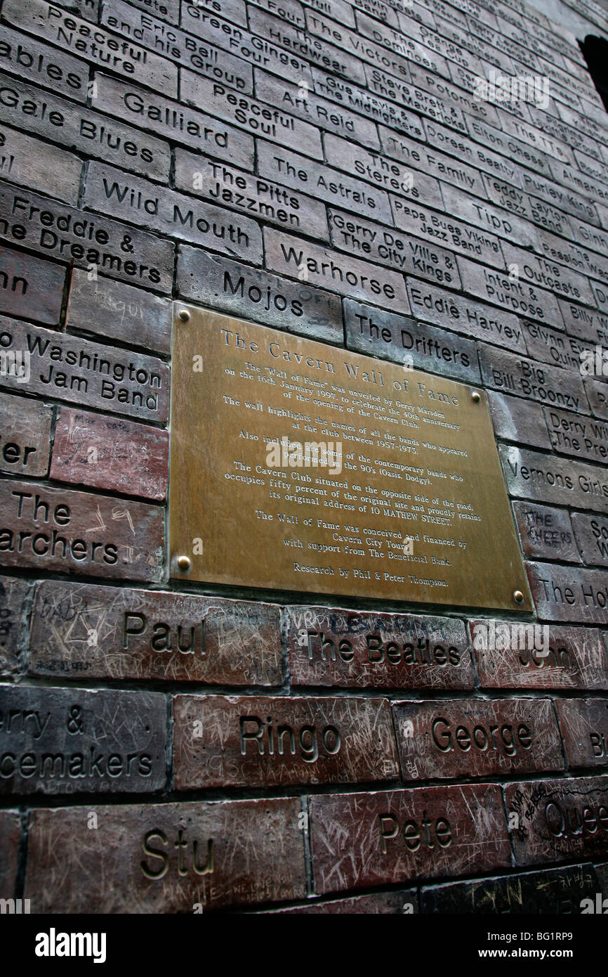 La pared de la Fama de la Caverna de Matthew Street, Liverpool, Merseyside, Inglaterra, Reino Unido, Europa Foto de stock