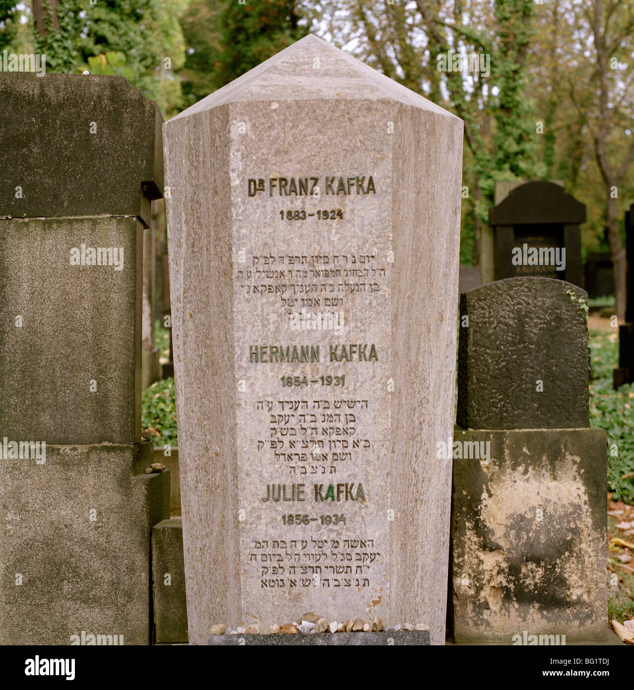 Viajar por el mundo. Tumba de Franz Kafka en el nuevo cementerio judío en la ciudad de Praga en la República Checa en Europa oriental. Cultura Historia viajero Wanderlust Foto de stock
