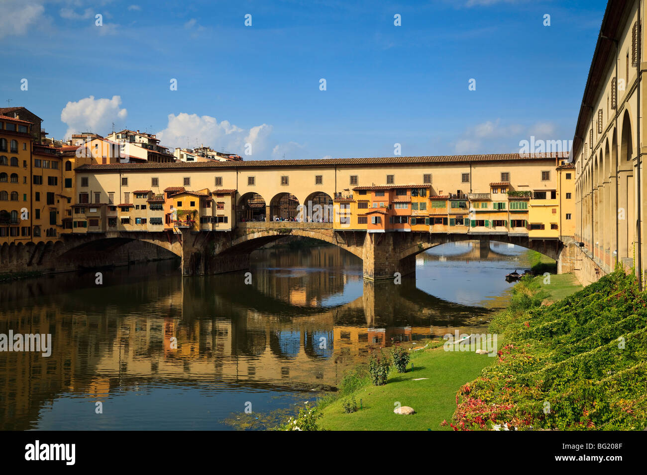 Ponte Vecchio, puente sobre el río Arno fiume en Florencia Italia en luz del atardecer. Foto de stock