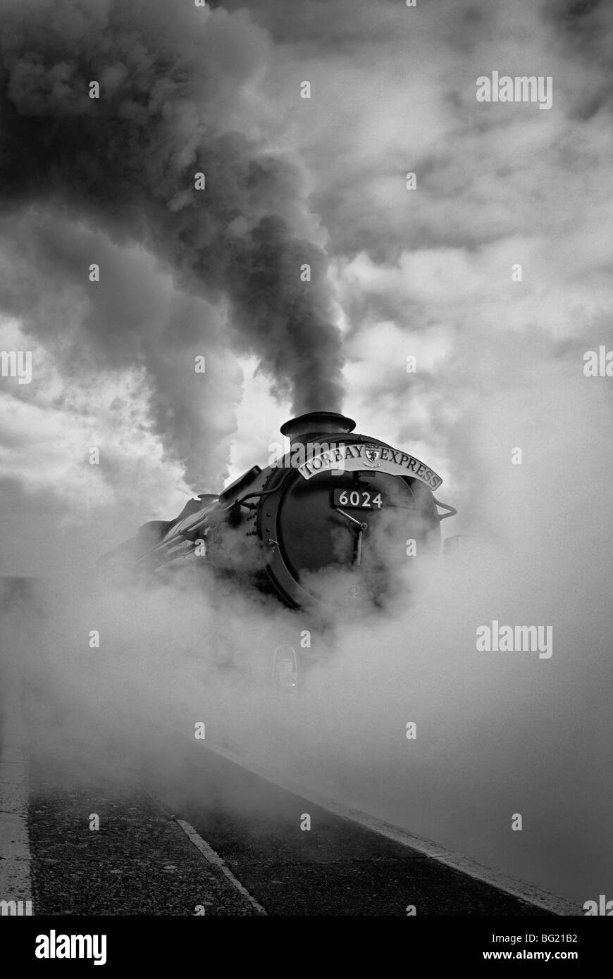 Locomotora de vapor de pie en la estación de tren Bristol Temple Meads dispuestos a tirar con un especial de vapor a Torbay . Foto de stock