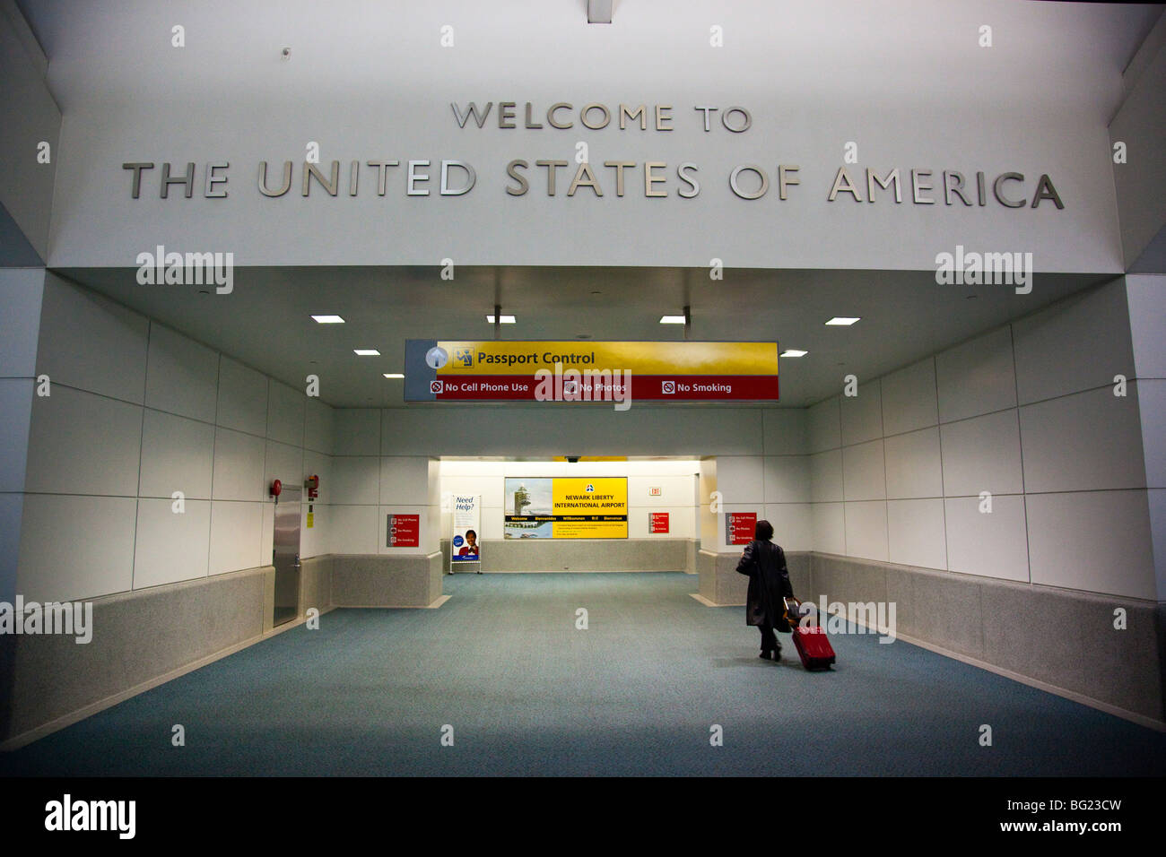 Bienvenidos a los Estados Unidos de América el control de pasaportes en el aeropuerto Newark Liberty Foto de stock