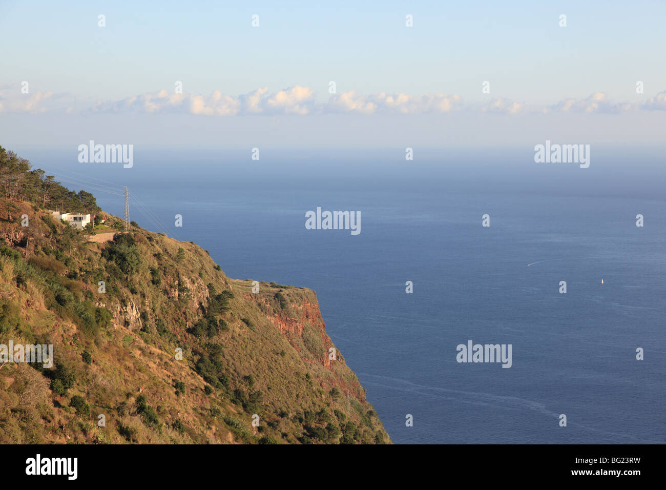 Acantilado en el Océano Atlántico, en la isla de Madeira, Portugal, Europa. Foto por Willy Matheisl Foto de stock