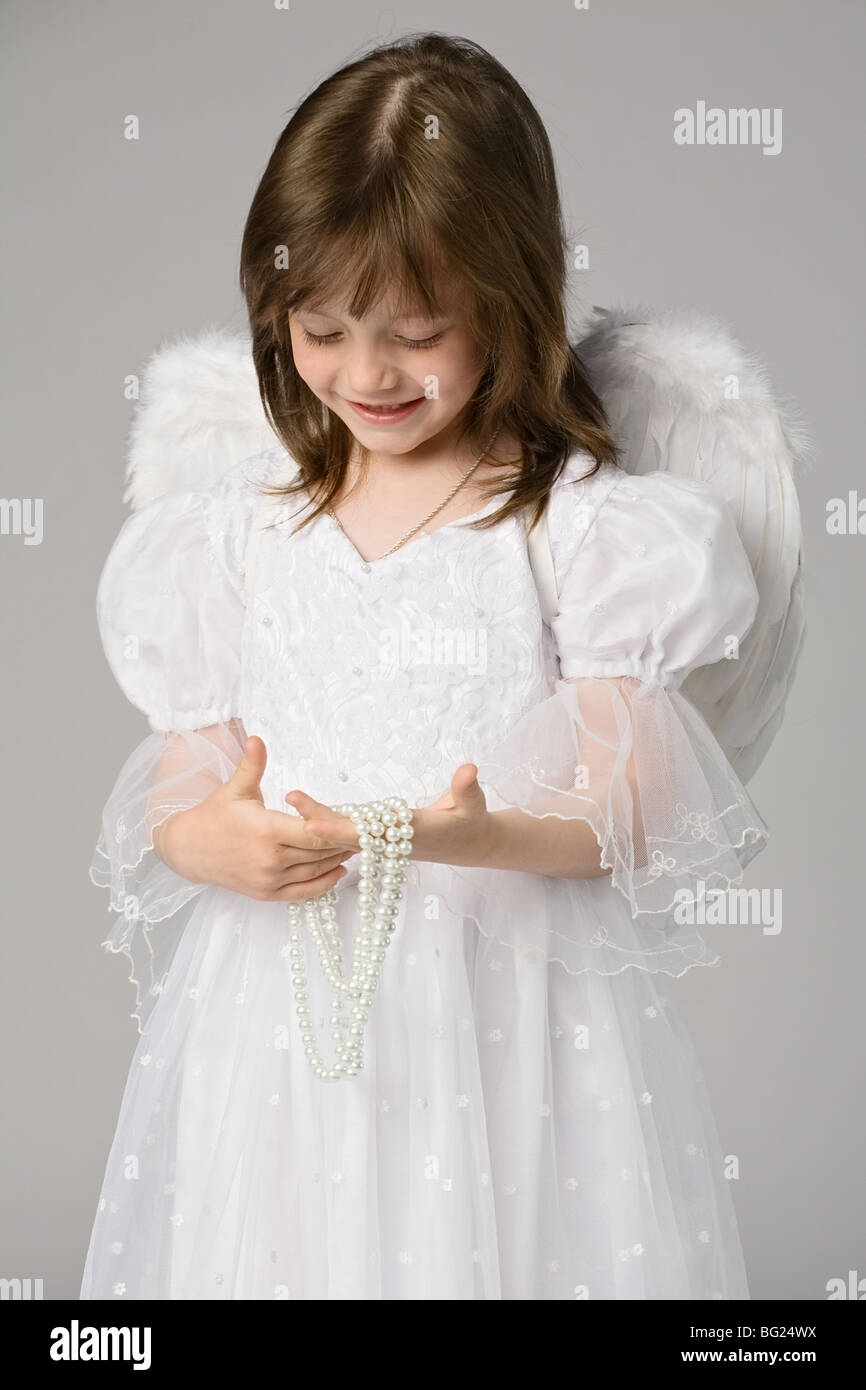 Niña vestido blanco y alas de ángel Fotografía de stock - Alamy