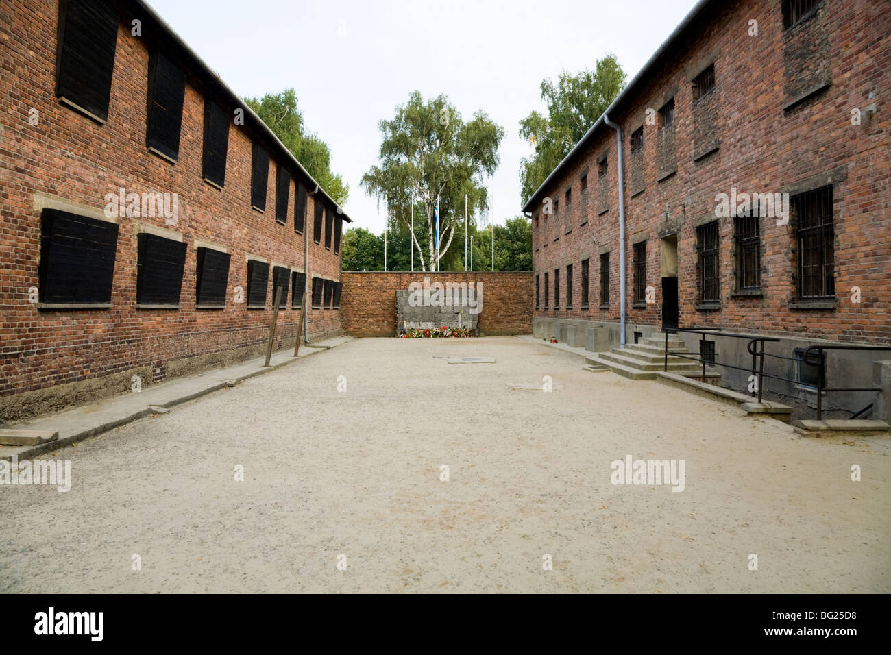Ejecución patio entre bloques de alojamientos 10 11 donde los presos fueron fusilados / ejecutados por un pelotón de fusilamiento. Campo de concentración de Auschwitz. Polonia Foto de stock