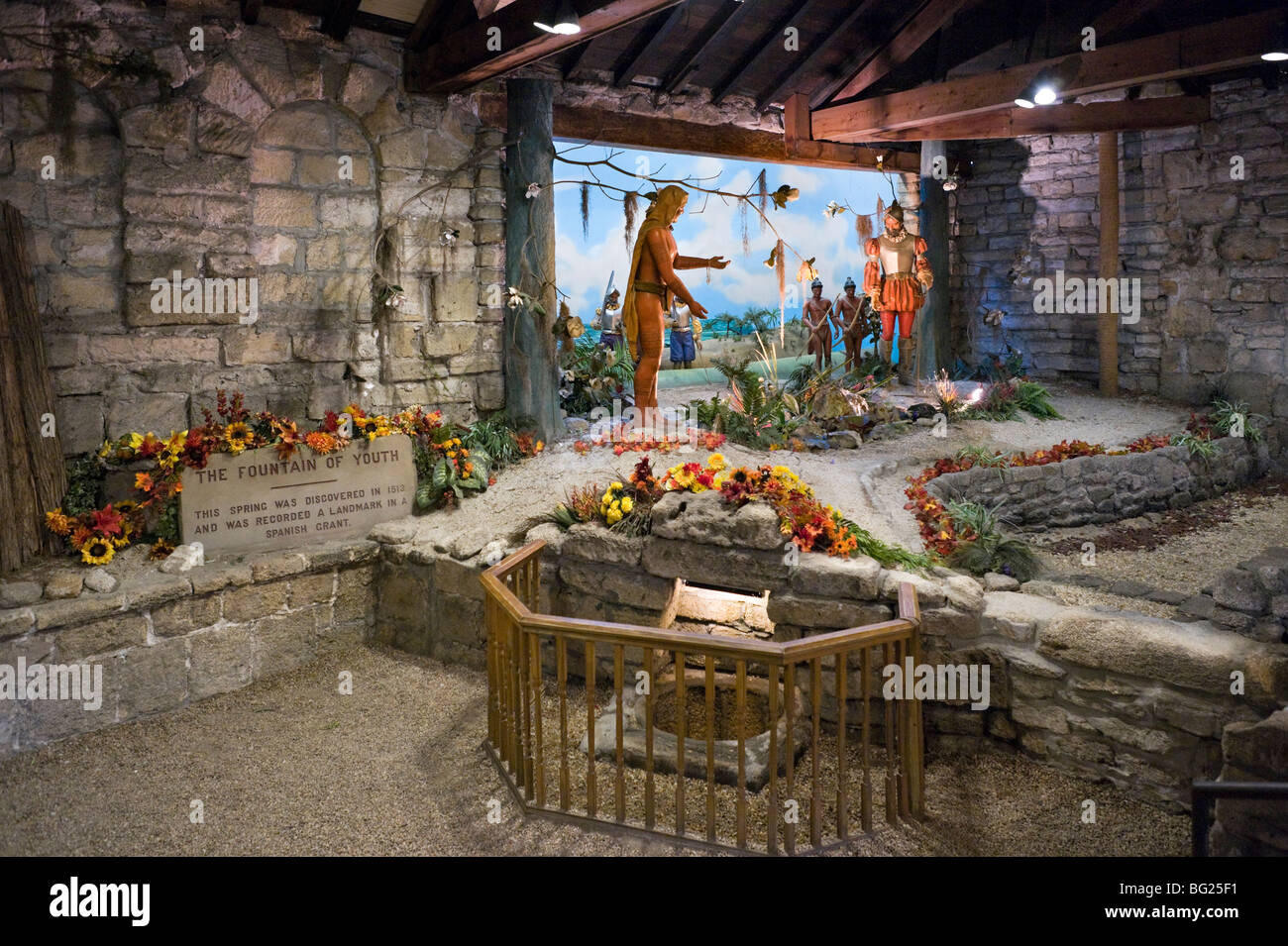 La fuente de la Juventud con un diorama de soldados españoles e indios nativos detrás, San Agustín, Florida, EE.UU. Foto de stock