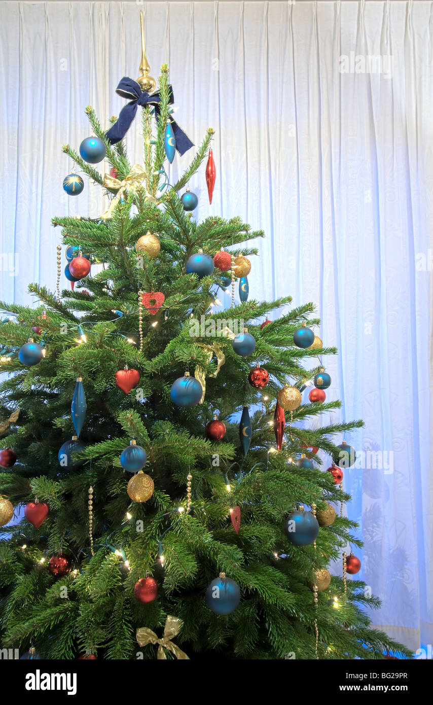 Rojo, azul y oro decorado Árbol de Navidad Fotografía de stock - Alamy