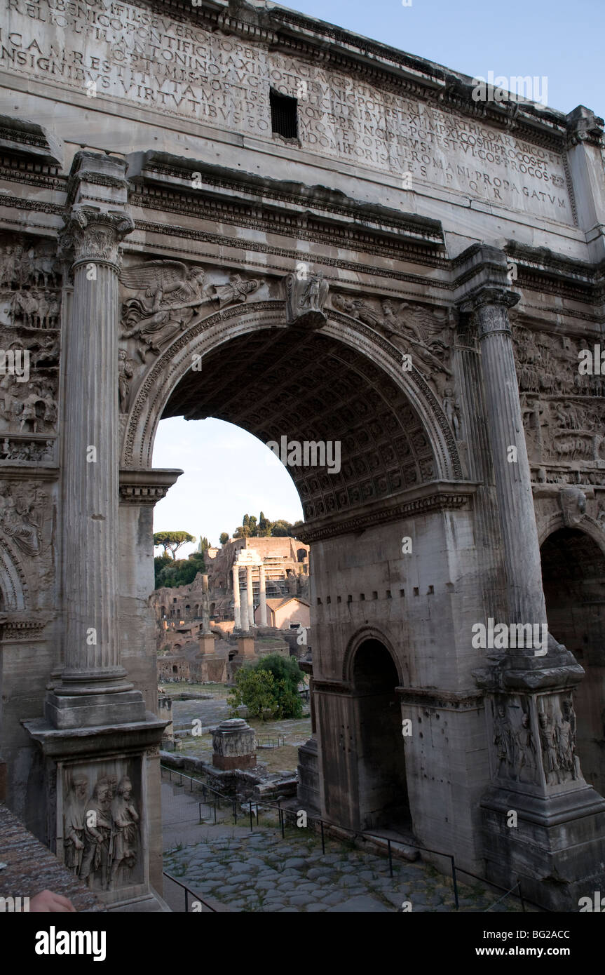 Arco de Septimius Severu en el Foro Romano en Roma Foto de stock