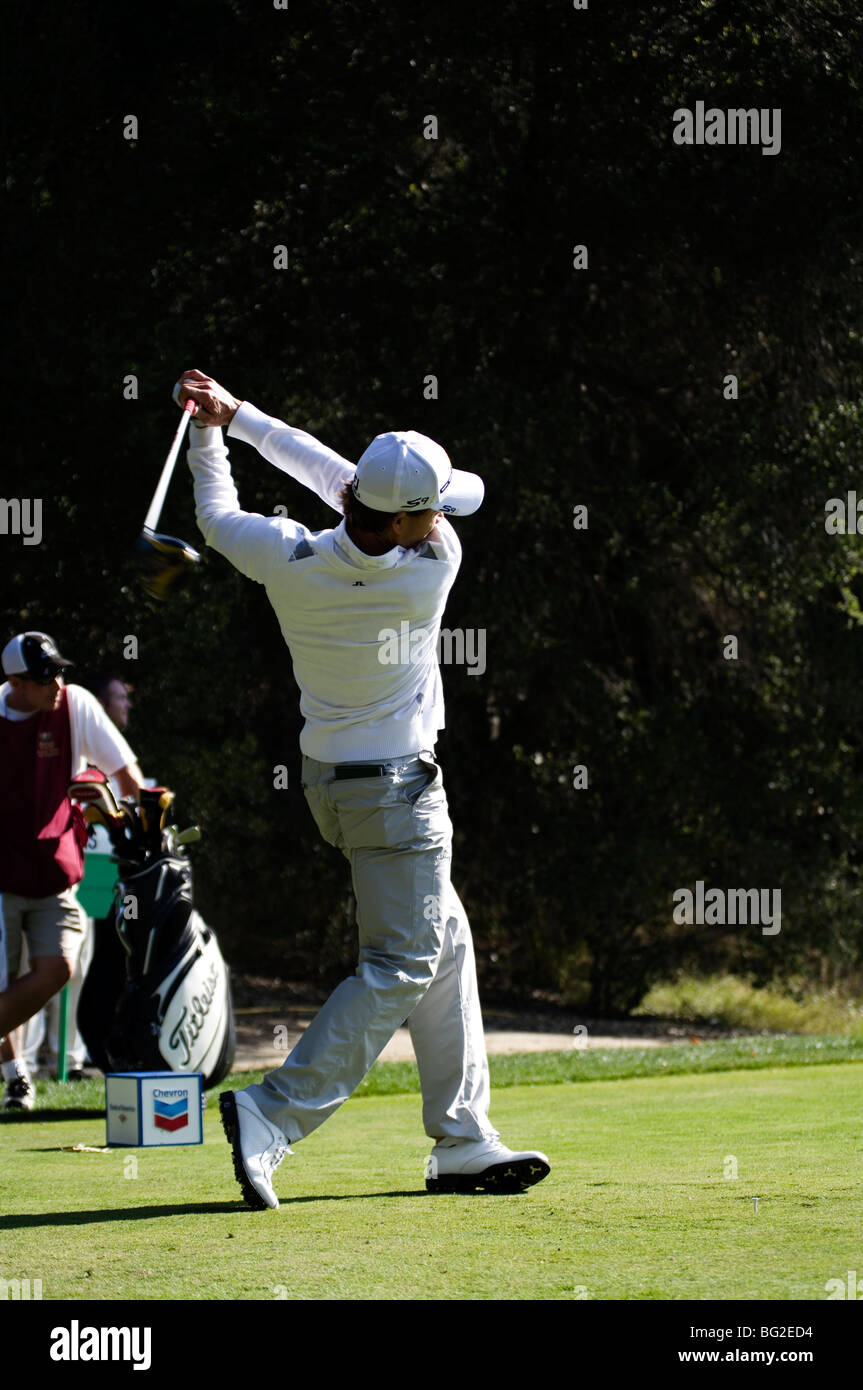 Camilo Villegas golpea un tee shot durante el Pro Am para el Chevron World Golf Challenge en el Sherwood Country Club. Foto de stock