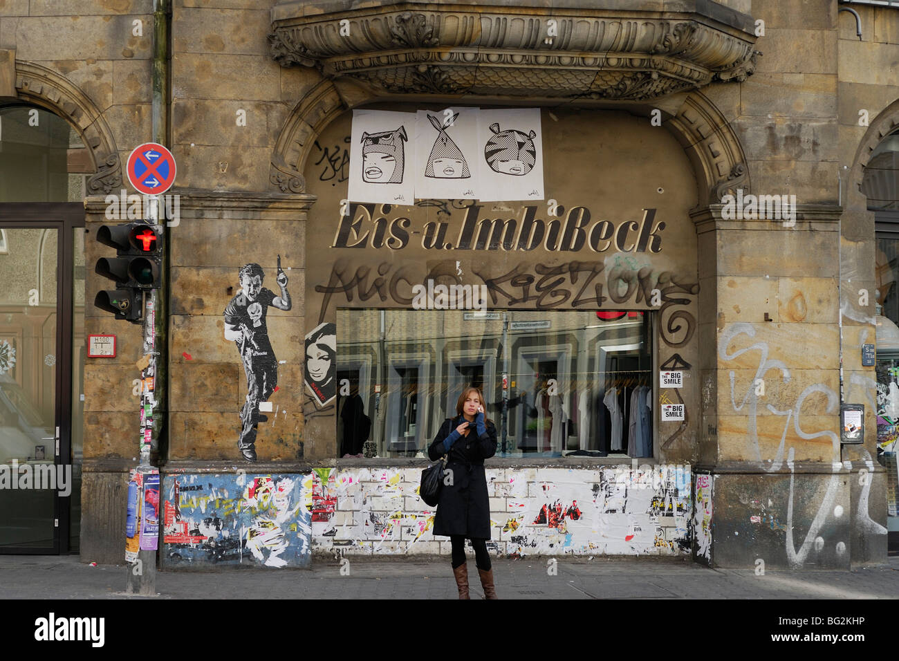 Berlín. Alemania. Old Fashioned signwriting, graffiti y street art en Rosenthaler Strasse Mitte. Foto de stock