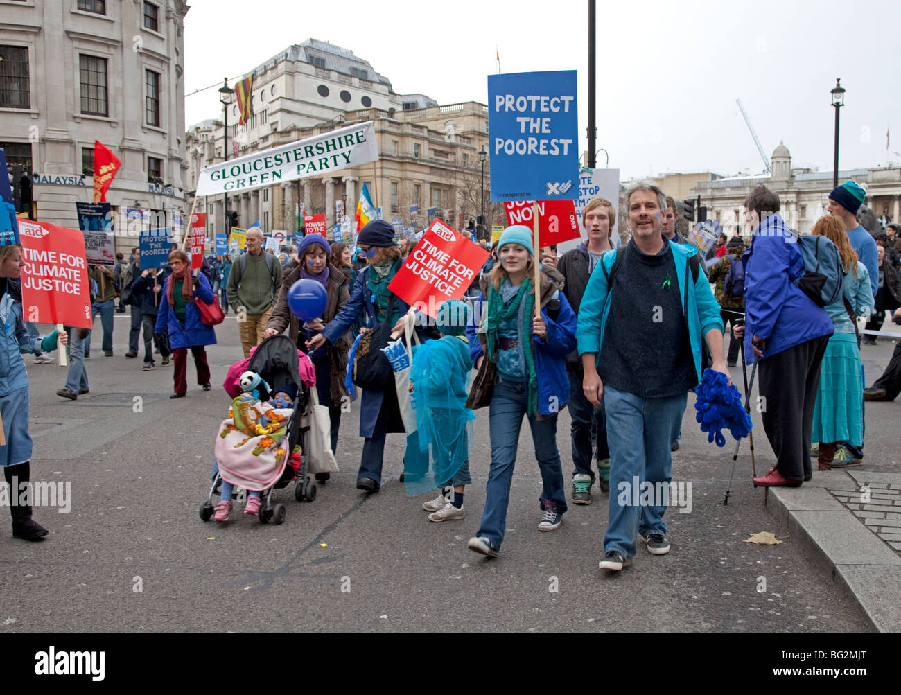 Los activistas con pancartas en la ola del Cambio Climático Marzo de Londres el 5 de diciembre de 2009 Foto de stock