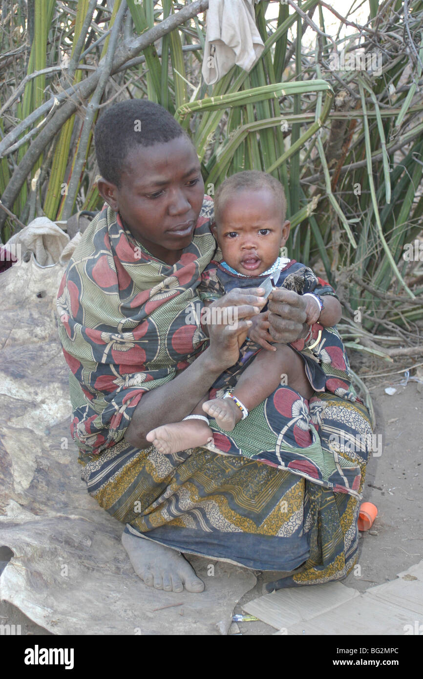 Africa, Tanzania, el lago Eyasi, Retrato de una joven madre con su bebé Hadza, Foto de stock