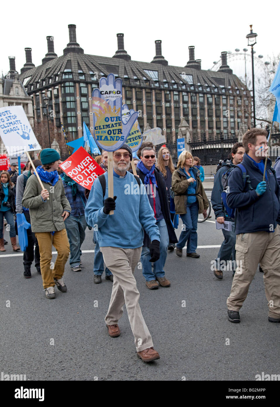 Detener el cambio climático activistas marchando con pancartas en la ola del Cambio Climático Marzo de Londres el 5 de diciembre de 2009 Foto de stock