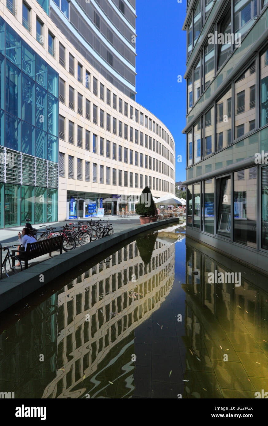 Die Welle (la ola) ubicado en Frankfurt, Alemania. Un popular complejo de oficinas cerca de la ciudad central con terrazas de los cafés y bares. Foto de stock