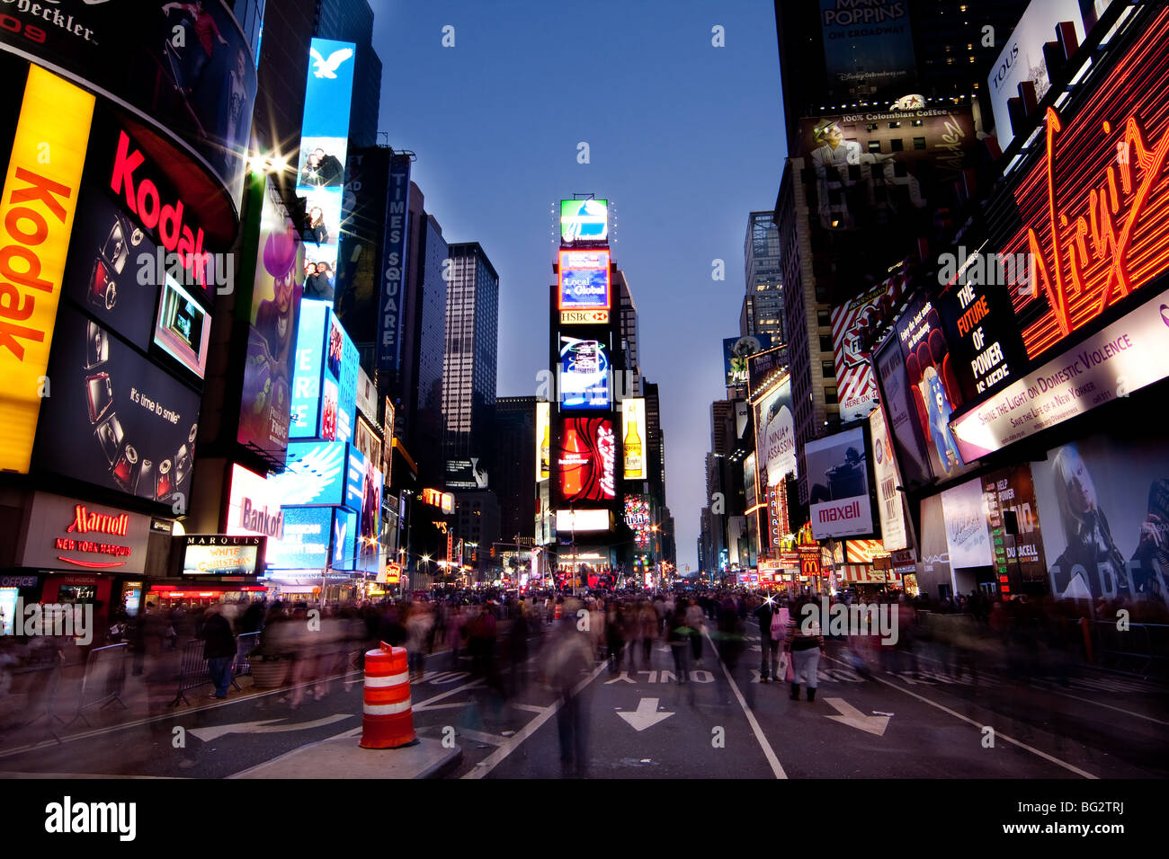 Escena nocturna de Times Square en Manhattan (New York) con todos los iluminados carteles y anuncios, y muchos turistas. Foto de stock