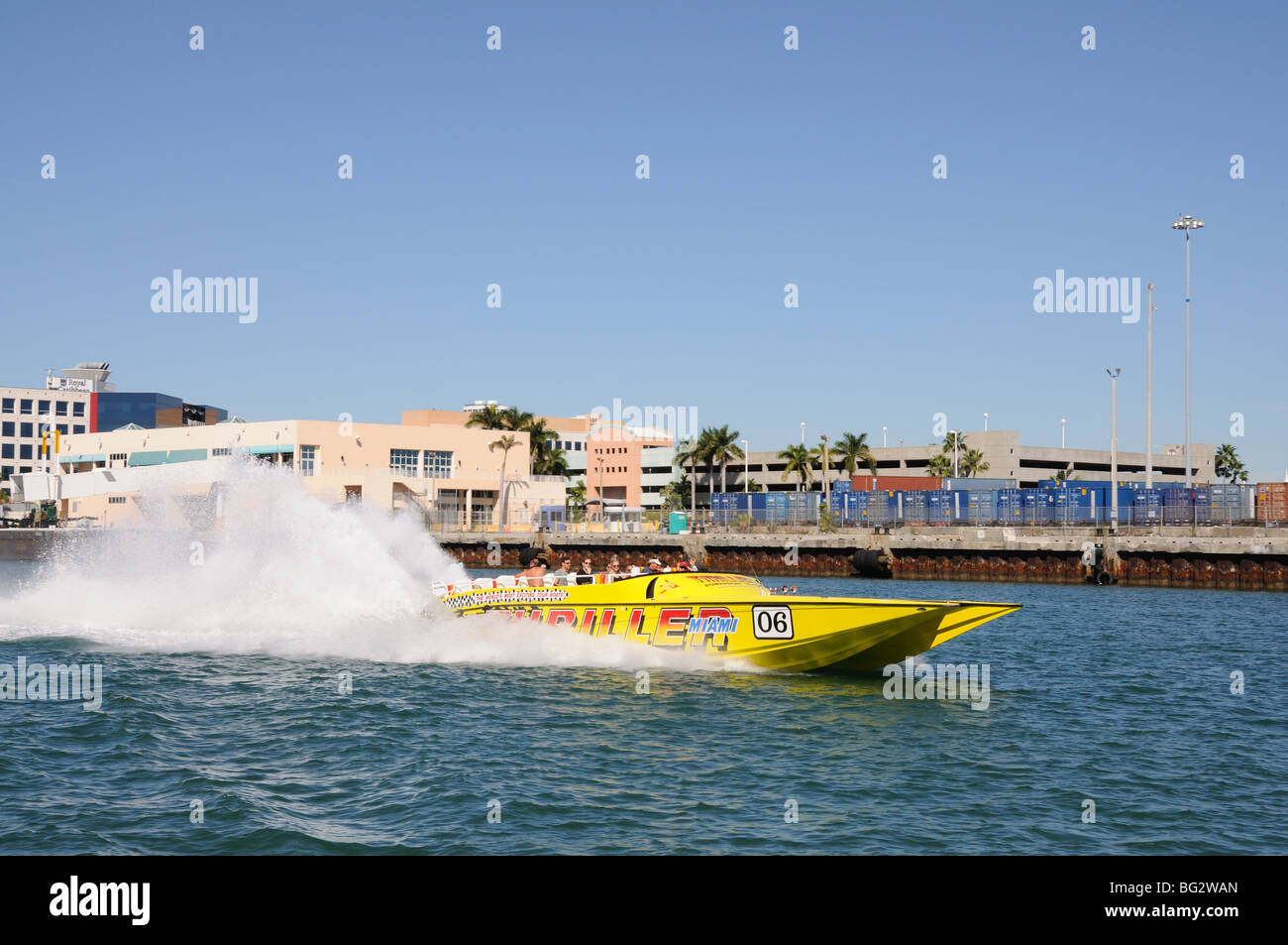 Los Turistas divirtiéndose en una lancha rápida, Miami Florida Foto de stock