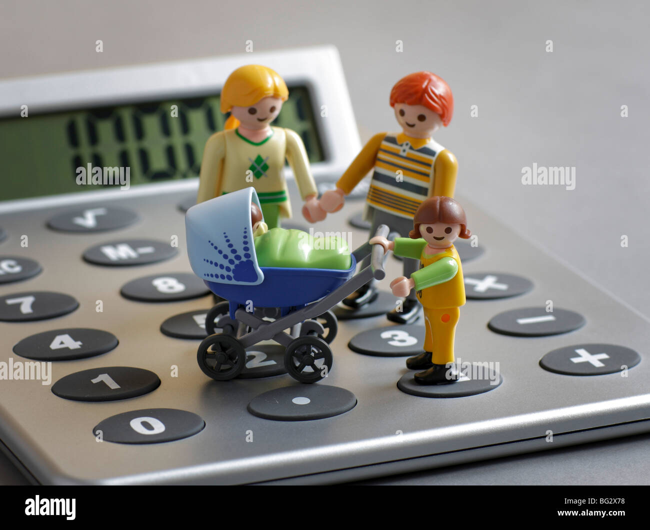 Playmobil en un calculater . Foto de stock