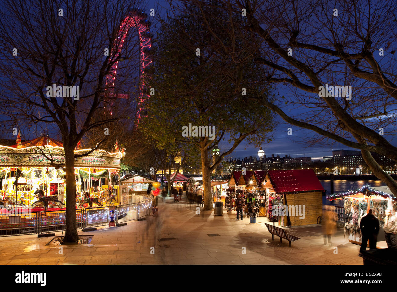 Londres, Colonia, Mercado de Navidad en el Southbank con el Ojo de Londres en segundo plano. Foto de stock