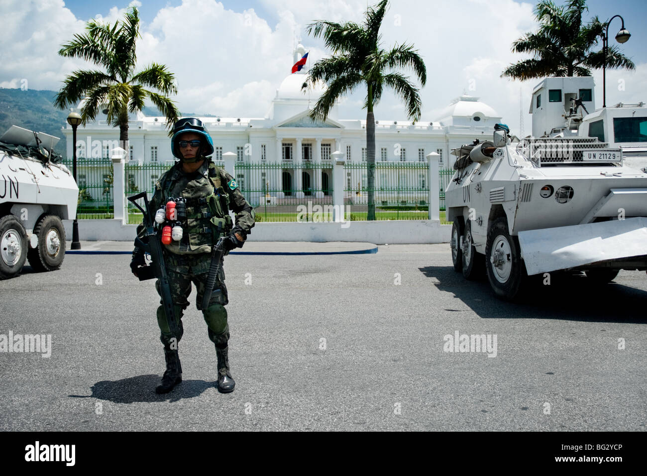 El soldado de la ONU desde Brasil a los guardias del palacio presidencial  en Puerto Príncipe, Haití Fotografía de stock - Alamy