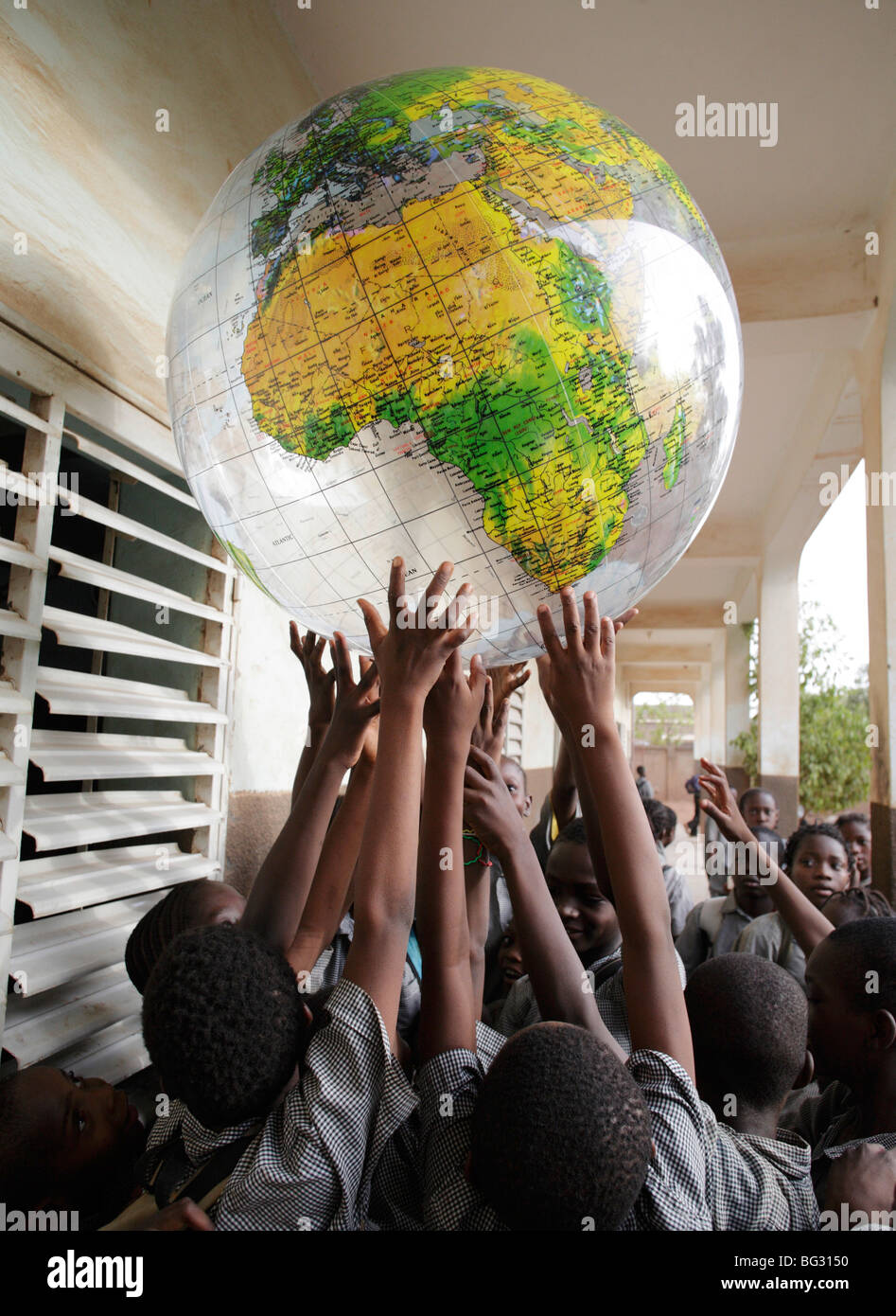 Los niños de la escuela jugando con un globo terráqueo . Ouagadougou, Burkina Faso . Foto de stock