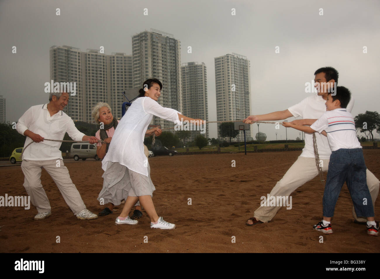 Multi-familia generación jugando a push-pull juego Fotografía de stock -  Alamy