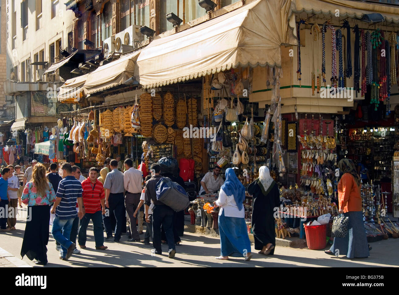 El bazar de Khan El Khalili, El Cairo, Egipto, el Norte de África, África Foto de stock