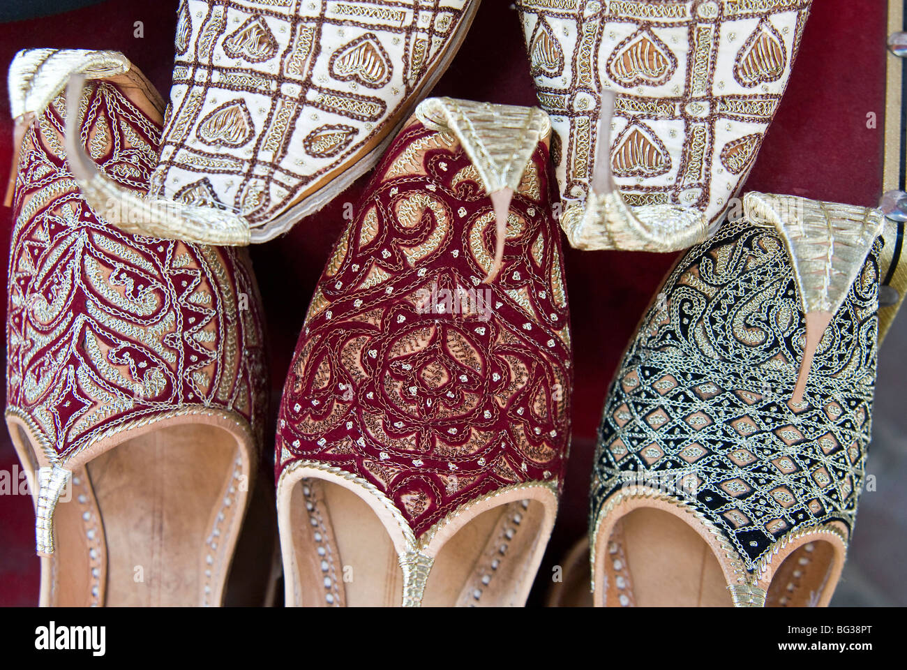 Curly vetado zapatillas para venta en Bur Dubai Souk, Dubai, Emiratos Árabes Unidos, Oriente Medio Foto de stock