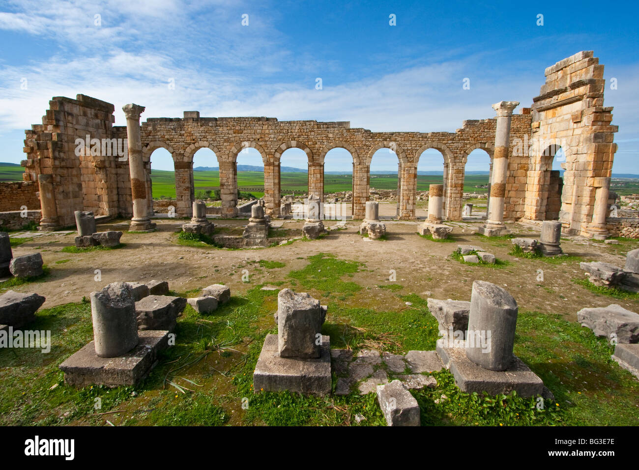 Basílica romana ruinas de Volubilis en Marruecos Foto de stock
