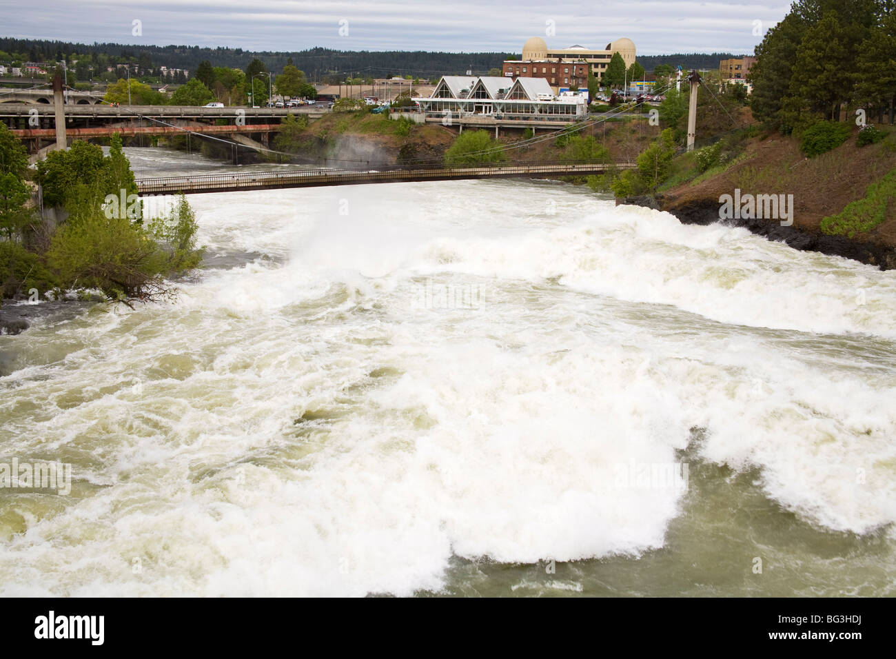 Río Spokane en grandes inundaciones, el parque Riverfront Park, Spokane, Estado de Washington, Estados Unidos de América, América del Norte Foto de stock