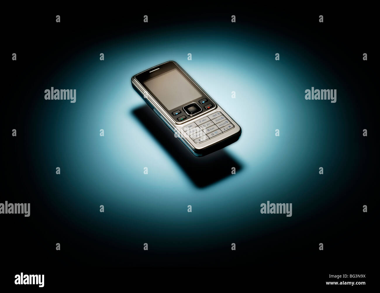Un teléfono celular en un foco de luz redonda Fotografía de stock - Alamy