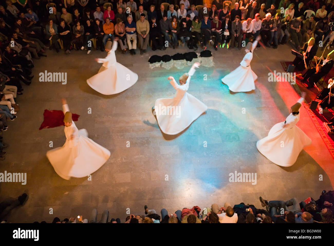 Los Mevlevi (derviches danzantes) realizan la danza Sufi, Estambul, Turquía, Europa Foto de stock