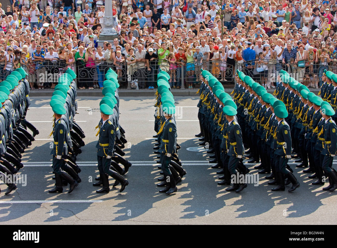 A lo largo del desfile del Día de la independencia anual Khreshchatyk Street y Maidan Nezalezhnosti (Plaza de la Independencia), Kiev, Ucrania, Europa Foto de stock