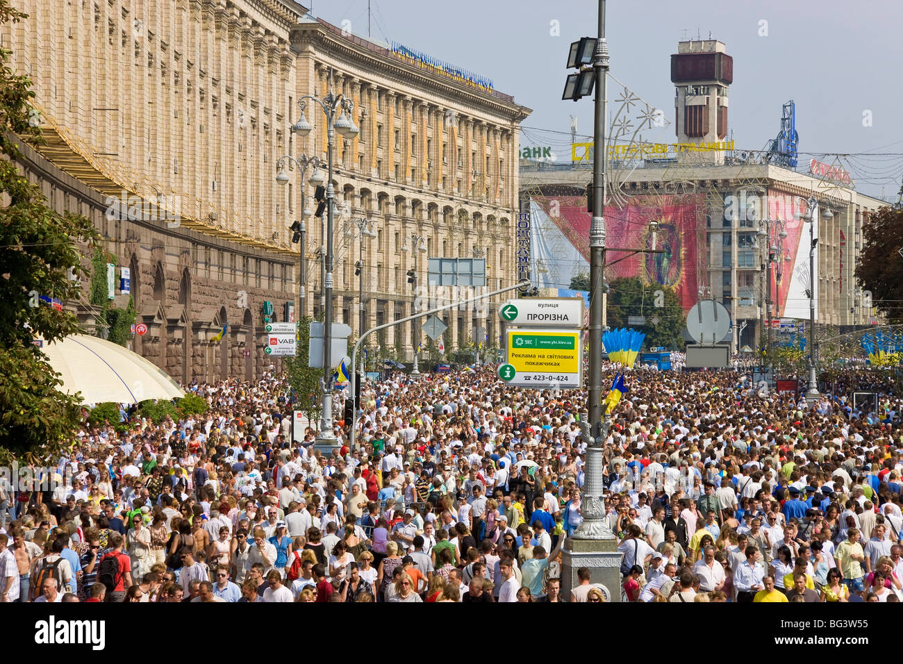 Anualmente el día de la independencia, la gente caminando a lo largo de la principal Khreshchatyk Street, Kiev, Ucrania, Europa Foto de stock