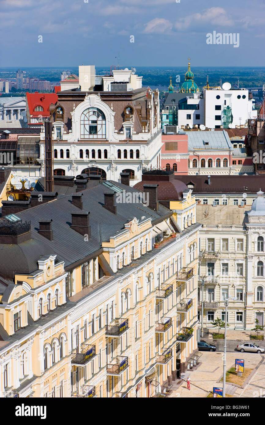 Vista elevada sobre el edificio central de la ciudad de Kiev, Ucrania, Europa Foto de stock