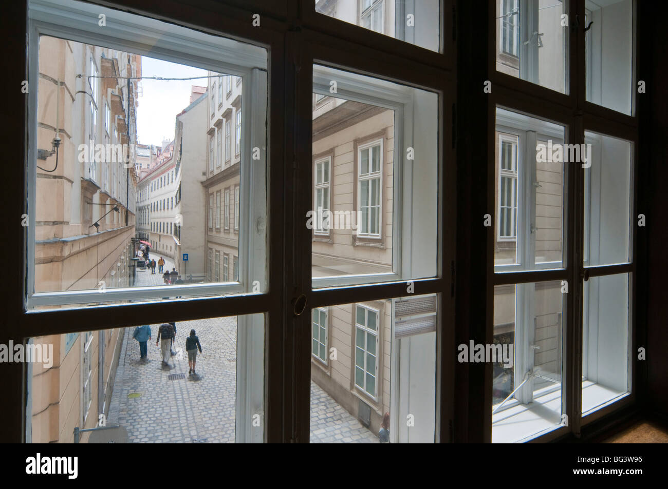 En Altstadtgasse Blick durch Fenster, Wien, Österreich | casco antiguo de Viena, Austria Foto de stock