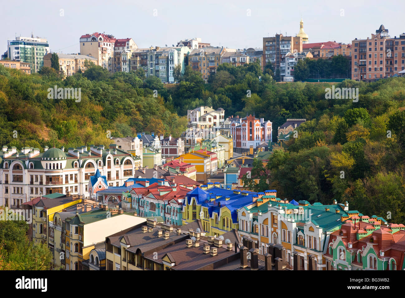 Vista elevada sobre los coloridos edificios con techos multicolores en una nueva zona residencial de la ciudad de Kiev, Ucrania, Europa Foto de stock
