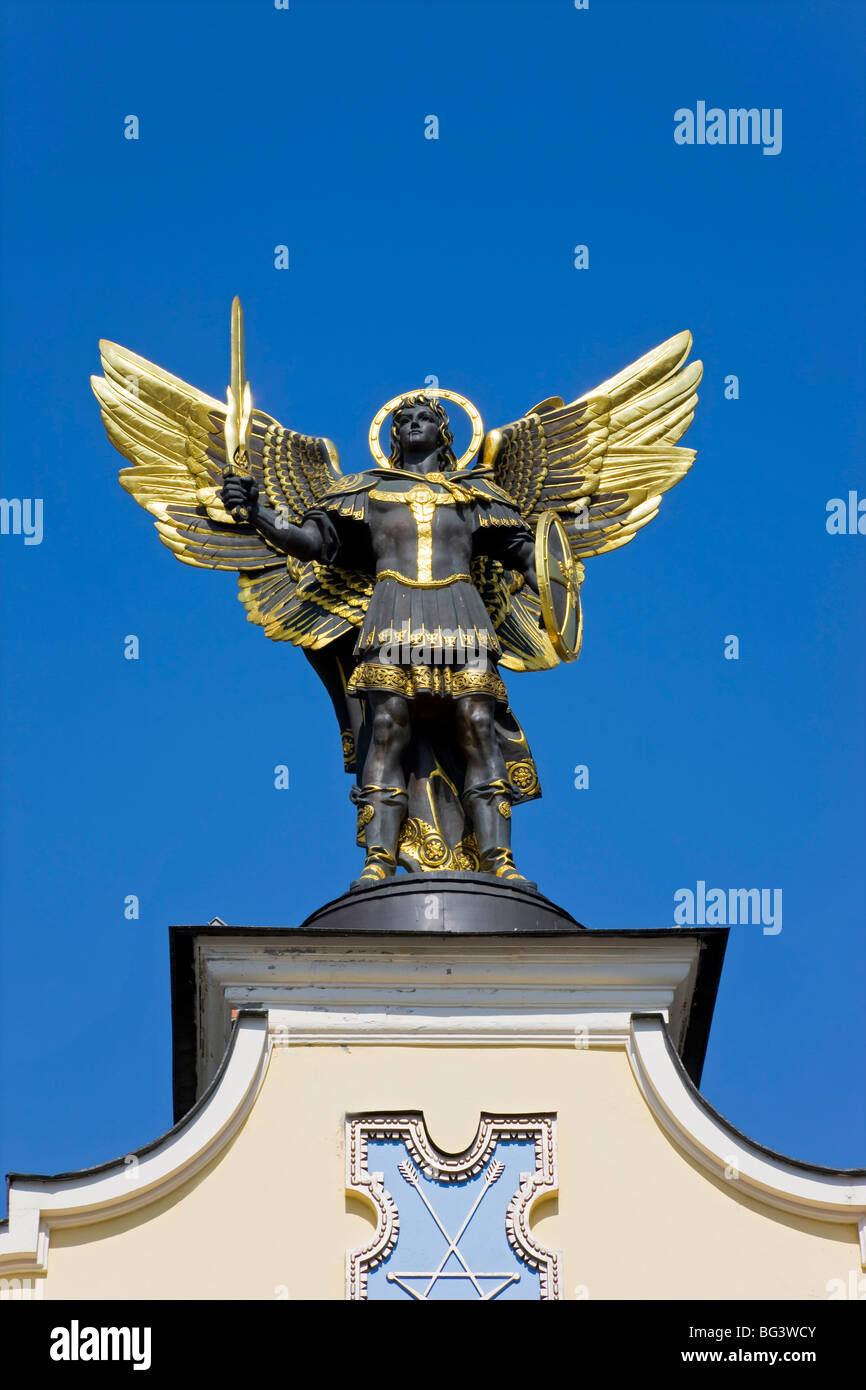 Arcángel Miguel la escultura en la Plaza de la independencia, Kiev, Ucrania, Europa Foto de stock