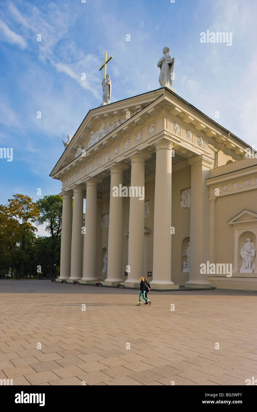 La Plaza de la catedral (Katedros aikste), la Catedral de Vilnius, Vilna, Lituania, Países Bálticos, Europa Foto de stock