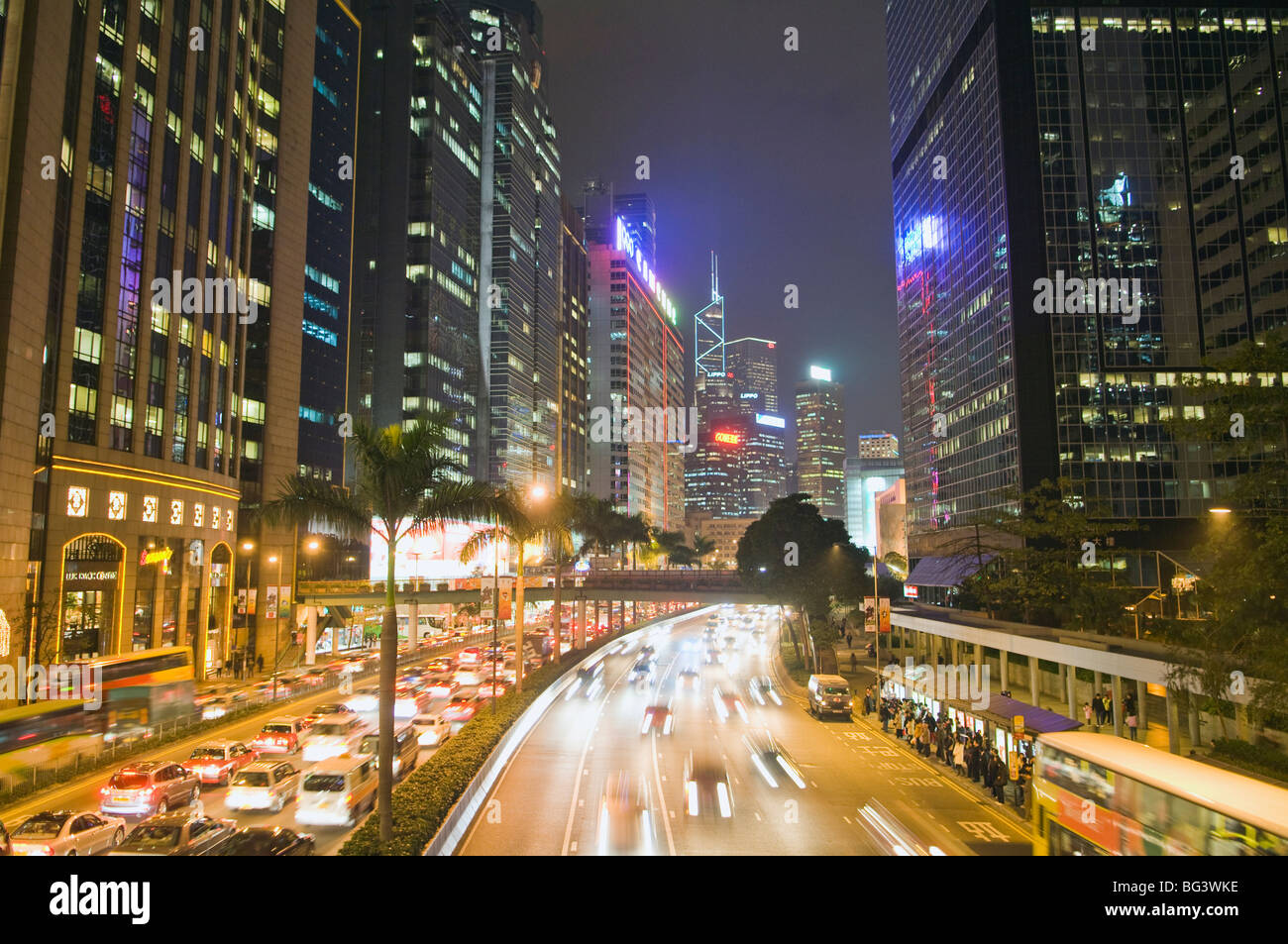 La autopista que corre a lo largo del puerto de Hong Kong Foto de stock