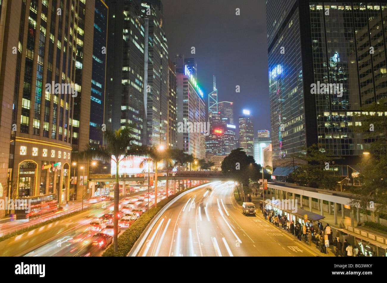 La autopista que corre a lo largo del puerto de Hong Kong Foto de stock