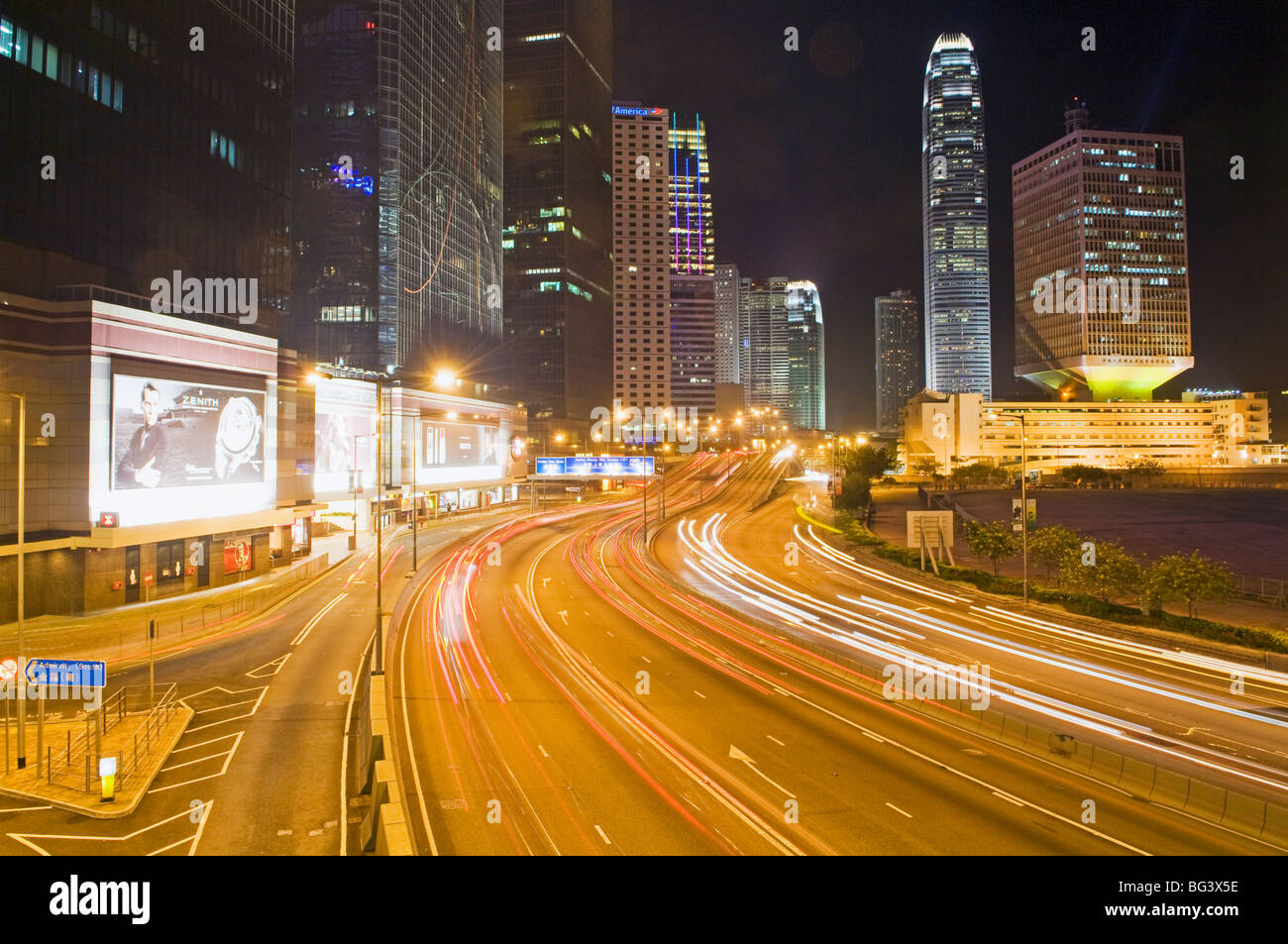 La autopista que corre a lo largo del puerto de Hong Kong Foto de stock