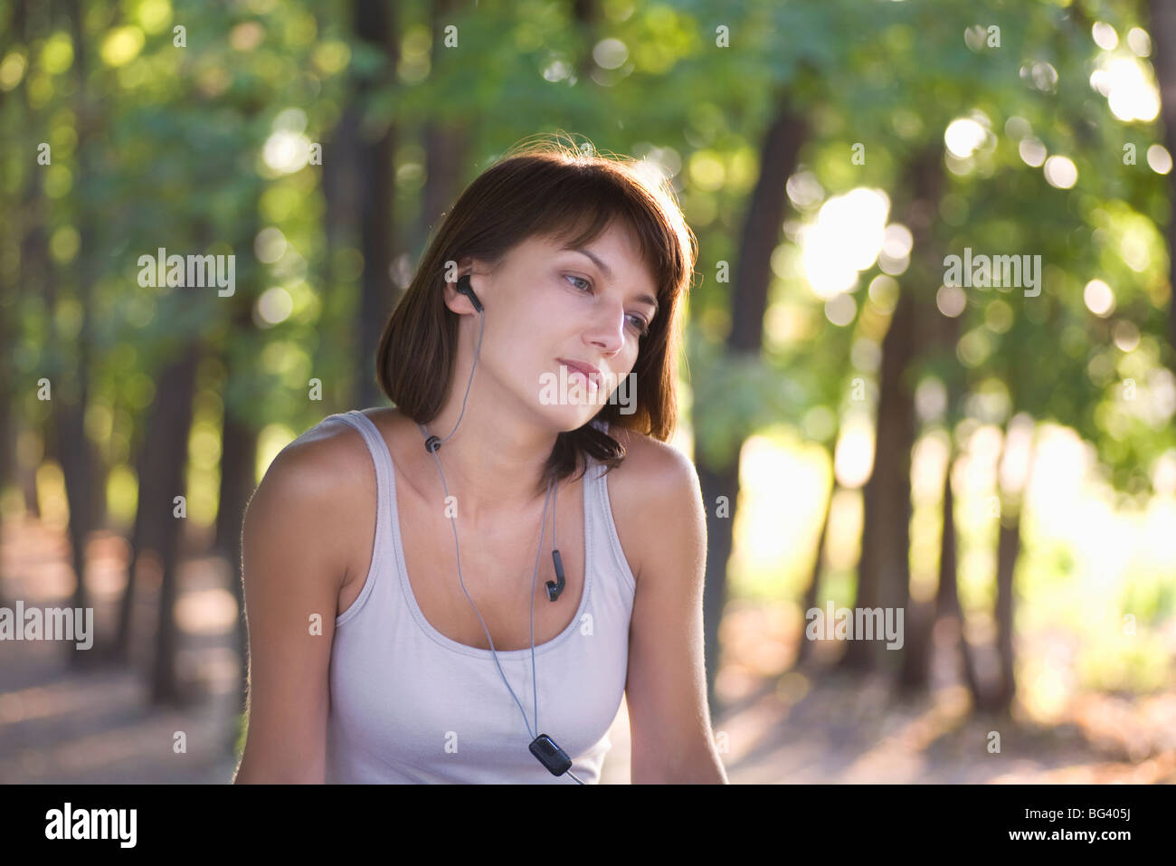 Mujer escucha estéreo personal en parque público Foto de stock